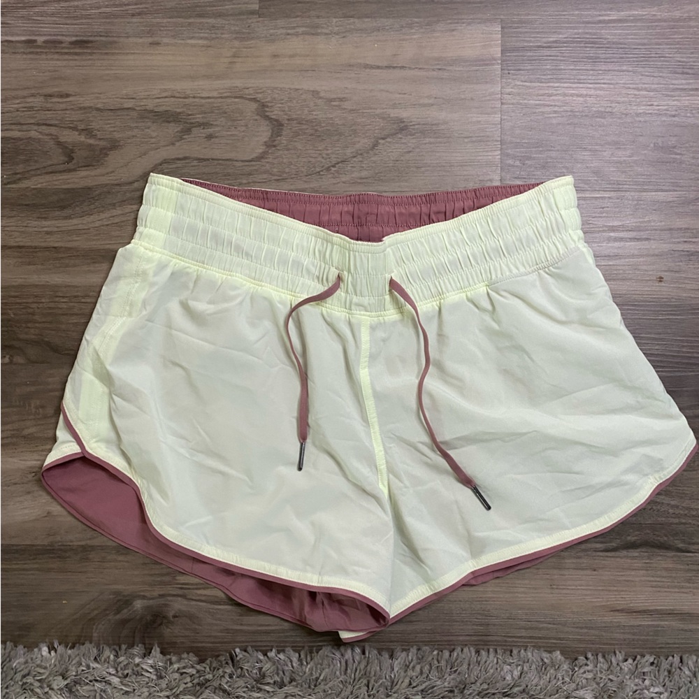 Lululemon hotty hot shorts size 8 women’s